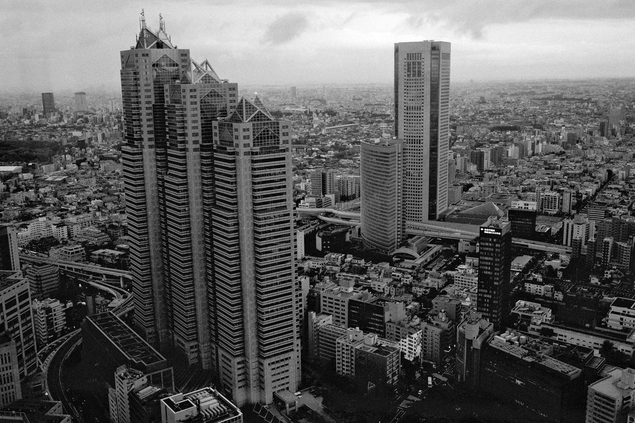 Rascacielos de Tokio vistos desde lo alto sobre un mar de edificios, bajo un cielo nublado